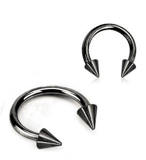 Musta hevosenkenkä piikeillä