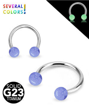 Titaani hevosenkenkä loistaa pimeässä