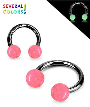 Musta hevosenkenkä loistaa pimeässä